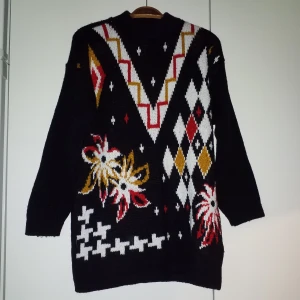 Stickad tröja - Jättemysig stickad tröja. Står ingen storlek i den men passar på L och som lite oversize på mindre