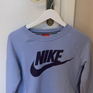 Tröja från Nike  - Säljer min ljus blåa Nike college tröja då den inte kommer till användning och måste göra lite spade i garderoben, sparsamt använt och inga slitningar 💖