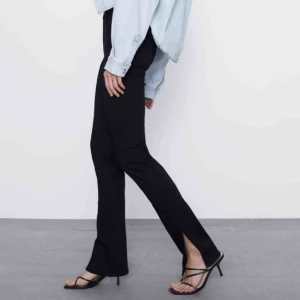  - Säljer två par jeans från Zara med snygg slit. Helt oanvända med lapparna kvar. Ett par är strlk 32 o ett par är 34. 250kr styck (plus frakt) 