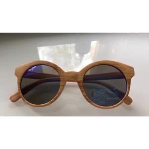 Solglasögon i träimitation - Supersnygga solglasögon i träimitation från Haga Eyewear. Aldrig använda. Frakt ingår😊