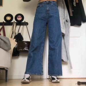  - Jeans köpta i Spanien på butiken Stradivarius. Modellen wideleg i storlek 36. Jag på bilden är 1.76 cm lång Kan mötas upp i Falun eller fraktas för 63kr🦋