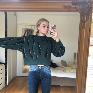 Ull tröja  - Grön och mönstrad ull tröja🤗!! Från weekday, i fint skick eftersom den bara är andvänd 4 gånger. Varm och skön. Super fin till låg midjande byxor (som jag har på bilden). 300kr priset går att diskuteras såklart!