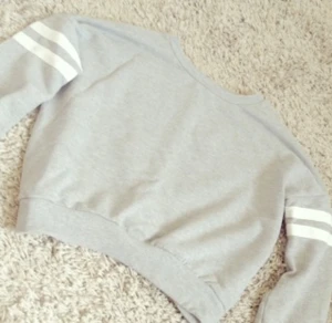  - Cool tjocktröja från GinaTricot! 

Inte jätte tjock, sitter coolt. Lite kortare.

Använd fåtal gånger. Prutbart pris!