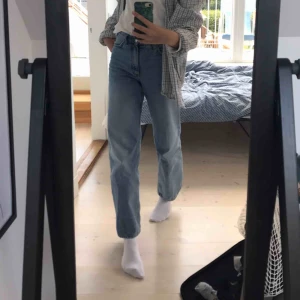  - Ljusblå Monki Yoko jeans. Väldigt lika weekdays Ace jeans i modellen. Jättefint skick! Frakten ingår i priset. 💞