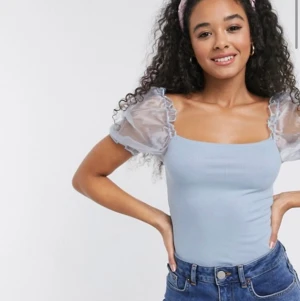Blå topp med puffärm storlek 36/S - Helt ny,aldrig använd,prislappen sitter kvar.Köpte den på asos.Köparen står för frakt!😊