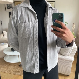 Acne Studios Overshirt - Overshirt i grå manchester från Acne Studios, använd 3 gånger på sin höjd. Nyskick! Storlek 46(Herr), passar både dam och herr. Original tag finns! (Nypris 2099kr) Köpare står för frakt och betalar via swish!💙 