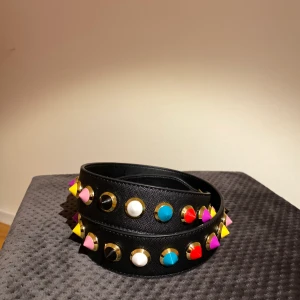 Gabrielle BY P väskband  - Jätte fin väskband som ser ut att vara i nyskick. Har nog använt den max fem gånger. Köpte den för 600 kr men säljer det för 400 frakten inkluderas inte i priset 