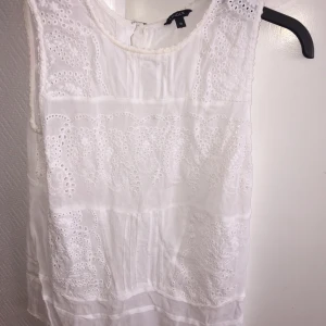 Vitt linne  - Ett vitt linne i storlek S. 50kr 