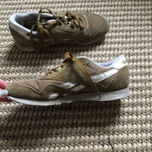 Reebok Classic strl 38 - Jättesköna Old school sneakers i storlek 38 