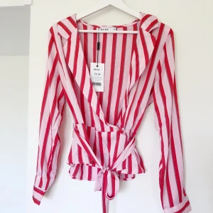 Blus från NAKD - Blus från NAKD. Aldrig använd, prislapp kvar. Nypris: 499. Storlek 38 ☀️