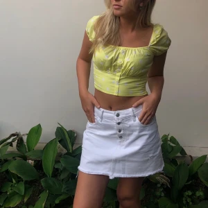 Gul topp från Zara - Söt liten ljusgul topp från Zara, söta puffärmar med dragkedja vid sidan. Sälja på grund av att jag växt ut den. Stretch material. 