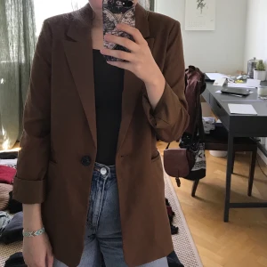 Brun kavaj!  - Jättesnygg kavaj som knappt är använd! Frakt är inräknat i priset🌻🌻