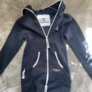Onepice The Norwegian Orginal i slrl XS - Marinblå onepice från Onepiece, The Norwegian Original. supermysig och varm🌸💕 Sparsamt använd🙏🏼❤️ Frakt tillkommer.