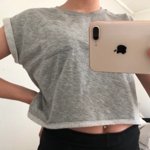 Croppad t-shirt - Croppad t-shirt från Behrska! Storlek S❤️