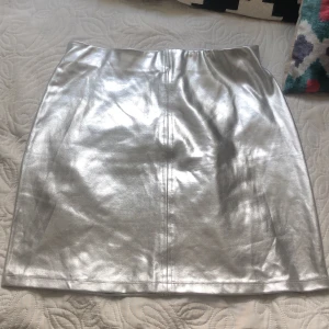 Glansig Kjol - Denna balla tajta kjolen som jag tyvärr aldrig fått användning för. Köpt på ginatricot för 350kr i storlek S men matrialet är mycket strechigt så passar på en M/L också. Gratis frakt!!🧚🏼‍♀️