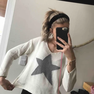  - Vit stickad tröjan från bondelid, nästan aldrig använd, säljer pga har två likadana. 