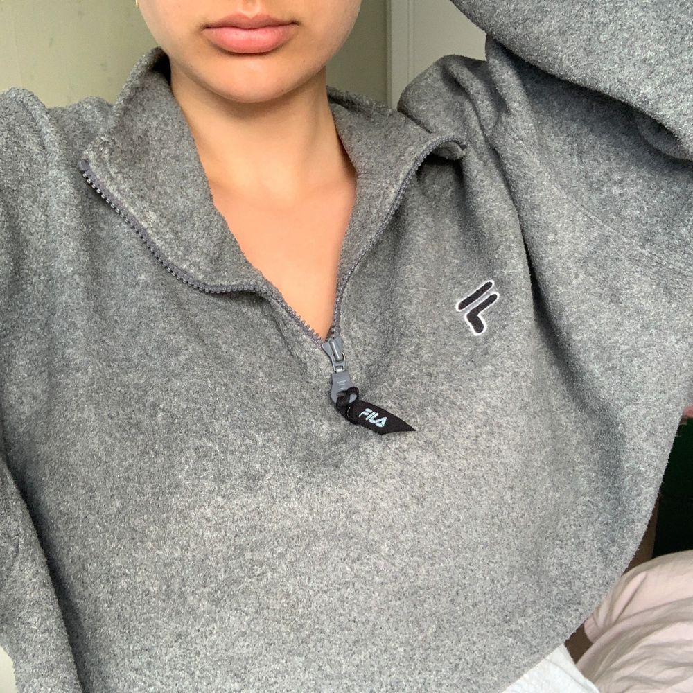 Grå fila flise, super fin och jätte mysig. Köpt på en vintage butik för ca 2 år sedan för ungefär 600kr. Säljer då jag inte fått så mycket användning för den som jag trodde. Den är i XL och normalt sett är jag en s/m så den sitter lite oversized. Nyskcik!. Tröjor & Koftor.