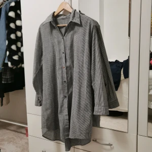 sval skjortklänning  - finns ingen storlek men hade passat upp till en M ❤️