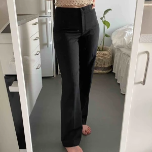  - Mörkgrå, lite mittemellan vad bilderna visar. Strl M, men små så passar S. Jag på bilden har strl S och är 165cm.  📬 Frakt 63 kr.