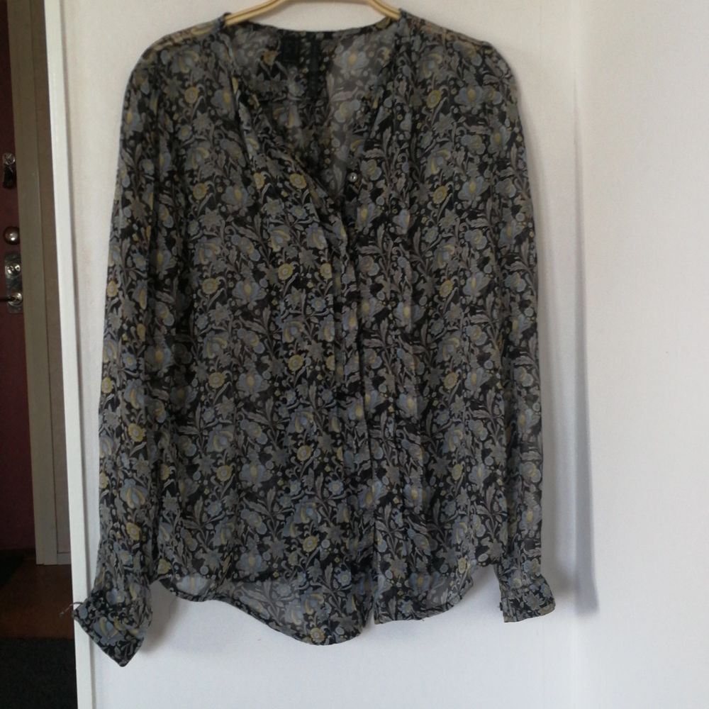 100% silk blouse from Mango with long sleeves in size medium. 70cm long and 60 cm sleeves. Blusar.