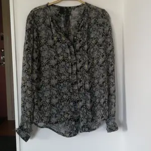 100% silk blouse from Mango with long sleeves in size medium. 70cm long and 60 cm sleeves