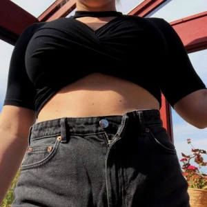 Svart topp från Topshop - Svart topp från Topshop i London. Använd 2-3 gånger. Strl 36. Frakt tillkommer⛄️