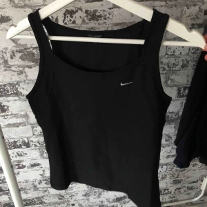  - Säljer detta linnet från NIKE då jag inte använder mycket linnen. Köpte detta fel på nätet och kunde inte skicka tillbaka. Ord pris: 249kr. 