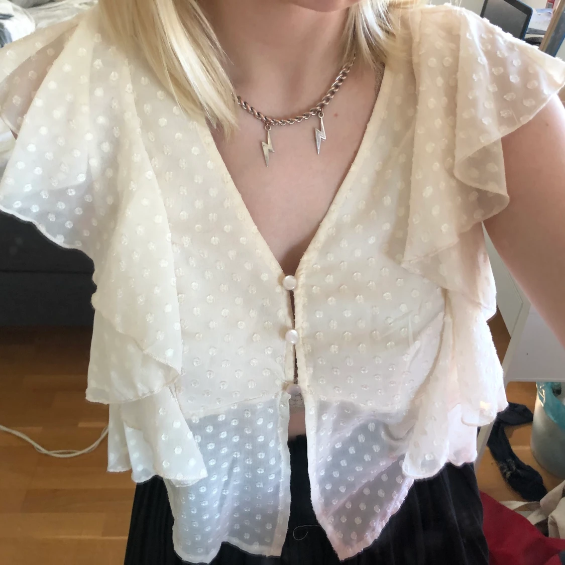 Piffig beige blus med volanger storlek S - 91