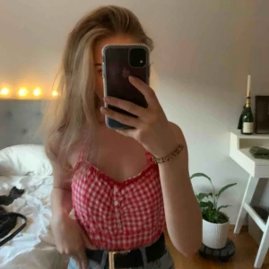  - En urrrrrrgullig topp med knytning i nacken och rutigt mönster! Verkligen så somrig å mysig! Toppen skick!