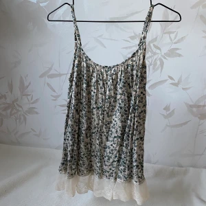 Topp - Söt topp med fin spetskant, banden är justerbara och den är i ett väldigt skönt material. Storlek S