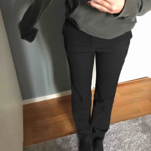  - Raka svarta kostymbyxor från Stockholm LM! 