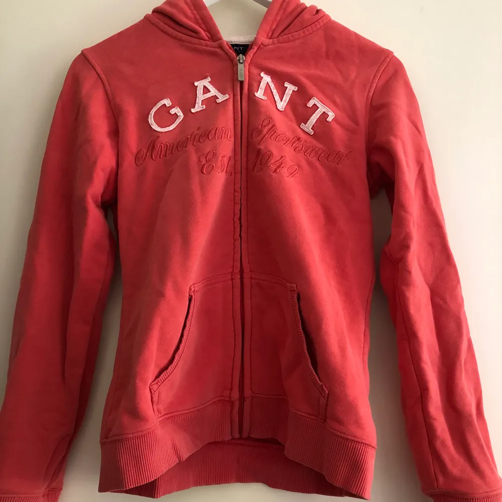 En aprikos hoodie med dragkedja från Gant. Ganska använd men inte trasig eller så. Passar alla med storlek XS-M. Hoodies.