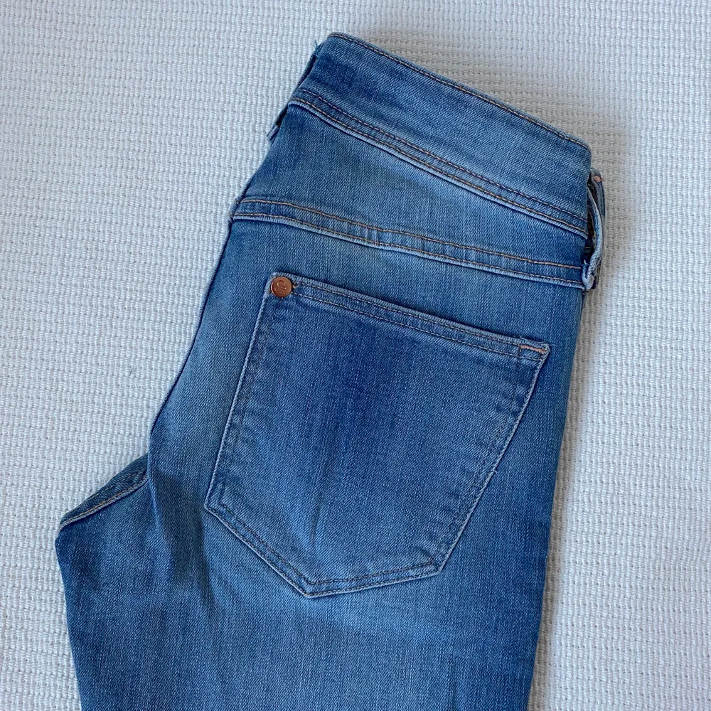 Skitsnygg färg på dessa jeans från hm! Aldrig använda! Storlek 24/30. Midjan är extra låg, supersnyggt på!. Jeans & Byxor.