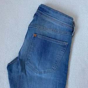 Skitsnygg färg på dessa jeans från hm! Aldrig använda! Storlek 24/30. Midjan är extra låg, supersnyggt på!