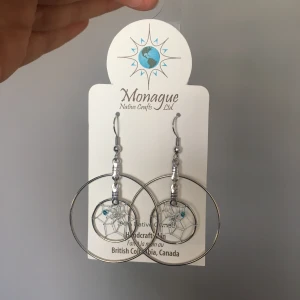 Örhängen drömfångare  - Handgjorda örhängen med drömfångare i. Aldrig använda!