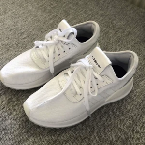 Adidasskor  - Adidasskor i storlek 38 2/3. Enbart använda 1 gång inomhus. Säljer pågrund utav att dem är för stora för mig. Nypris 1000 