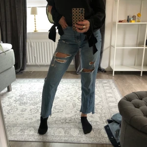 Boyfriend jeans från Hm - Ett perfekt slitna jeans från hm med en schysst passform som passar perfekt nu dessa sommmarkvällar som kommer😍