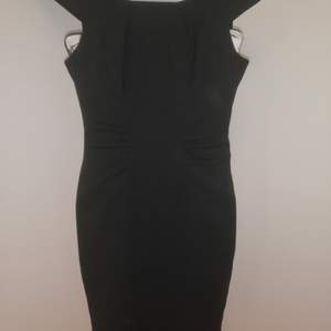 Easy to care black dress for a chic corporate look. I am 174cm the dress stops mid knee. 