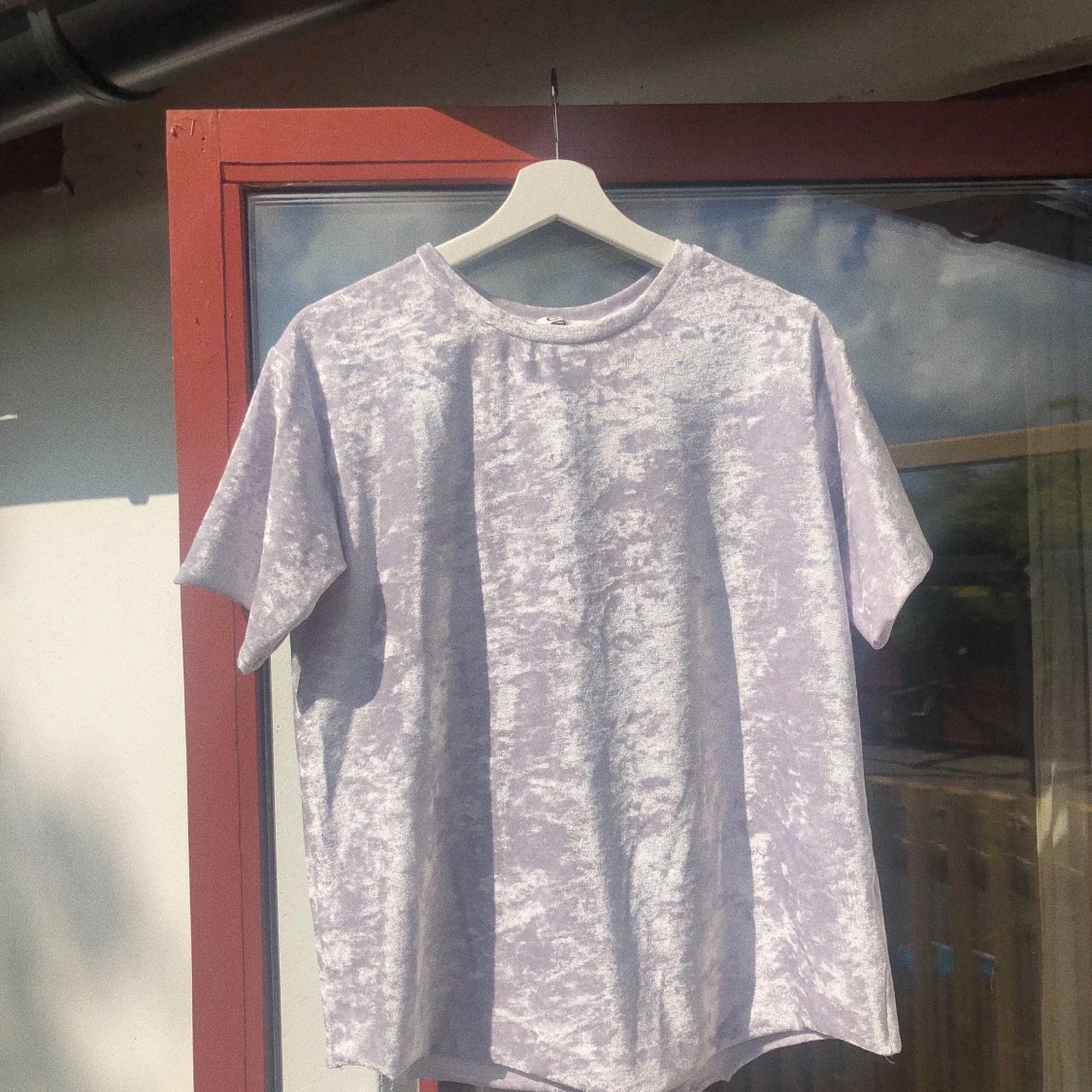 Grå t-shirt i ”sammet”