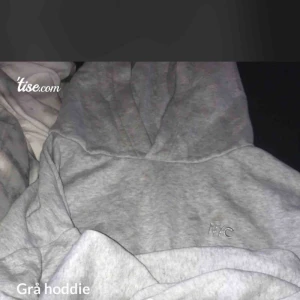  - Basic grå hoddie jätte skön