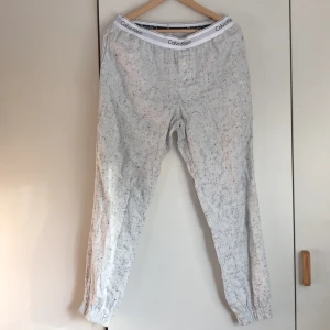 Calvin Klein Pyjamasbyxor storlek SMALL - Säljer mina oanvända Calvin Klein pyjamasbyxor pga fel storlek. Storlek SMALL. Jättesköna! Köparen står för frakten 💕