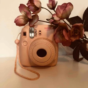  - Säljer min fullt fungerande instax Polaroidkamera då jag köpt en annan modell. I priset ingår allt på bild 2 (kamera, selfielins och oöppnat filmpaket). Hör av dig om du är intresserad eller har frågor☺️