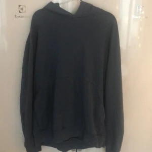 COS HOODIE OVERSIZED - Säljer min COS hoodie. Storlek L, oversize. Cond 9.5/10. Kan mötas i Sthlm eller fraktas👍