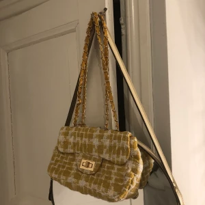 Gul väska  - Gul väska, ena ”ringen” lossnat vid bandet (se bild). Inget som syns dock. Använd fåtal gånger. 