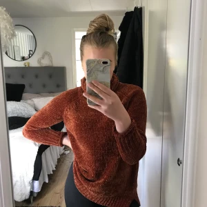 Stickad polotröja - Super fin stickad tröja med polokrage i en fin brons-nyans. Säljer på grund av att den tyvärr aldrig kommit till användning. Köparen står för eventuell frakt📦