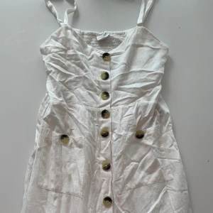 Linneklänning  - Använd en gång. Storlek 40. Köparen står för frakt