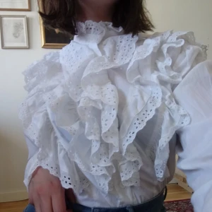 Vit 70-talsblus storlek M - Vit viktoriansk-inspirerad 70-talsblus, stl M. Så gott som ny! 100% bomull. Frakten ingår i priset.