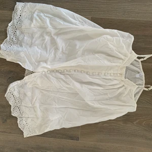 Bohemisk boho linne shabby chick - Linne med knappar str 34 vitt