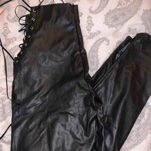  - super fina oanvända skinnbyxor med snörning på sidan! säljs pågrund av att dom aldrig kommit till användning! 