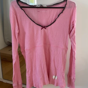 Odd Molly tröja  - Rosa Odd Molly tröja i stl 2 vilket motsvarar en stl 38. Frakt tillkommer 